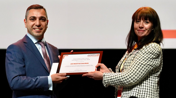 Mootaz Salman receiving his award from Dr Sheona Scales, the Director of Research at Alzheimer’s Research UK (ARUK)